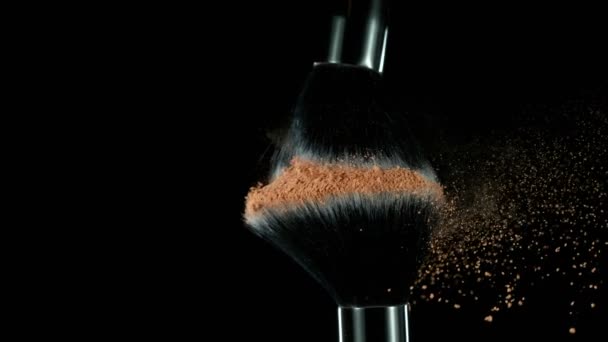 Uçan Kahverengi Tozlu Makyaj Fırçalarının Süper Yavaş Çekimi Yüksek Hızlı — Stok video