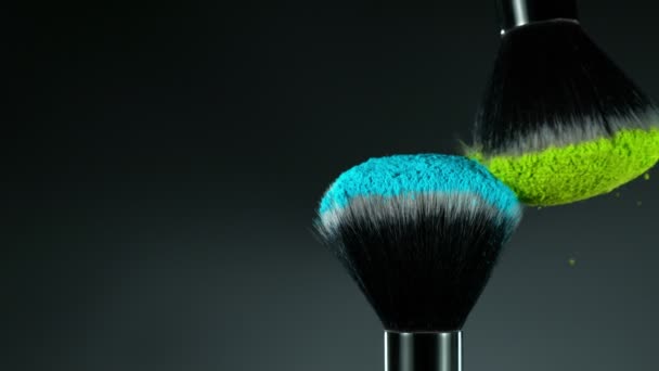Super Cámara Lenta Pinceles Maquillaje Con Polvo Volador Color Filmado — Vídeo de stock