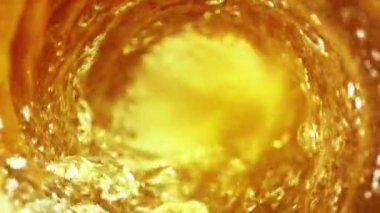 Çok yavaş akan yağ, kola ya da ruh içeceği hortum şeklinde. Yüksek hızlı sinema kamerası, 1000 fps. Hız rampası etkisi.