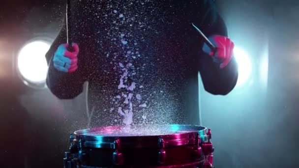 Super Slow Motion Van Drummer Bonzen Trommel Met Water Spetteren — Stockvideo