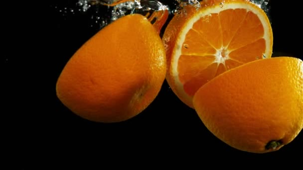 Super Slow Motion Pezzi Arancioni Che Cadono Isolati Sfondo Nero — Video Stock