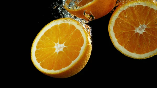 Owoce Pomarańczy Spadające Pluskające Pod Wodą Izolacja Czarnym Tle — Zdjęcie stockowe