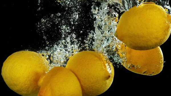 Citronfrukt Faller Ner Och Stänk Vattnet Isolerad Svart Bakgrund — Stockfoto