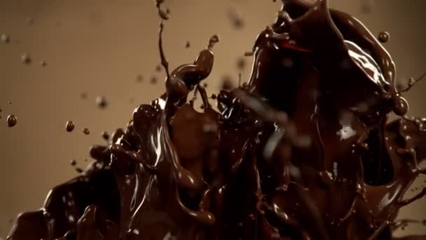 Super Slow Motion Van Gesmolten Chocolade Spatten Golven Vormen Geïsoleerd — Stockvideo