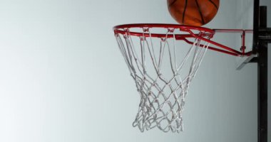 Basketbol topunun sepete vuruşunun süper yavaş çekimi. Yüksek hızlı sinema kamerası, 1000fps.