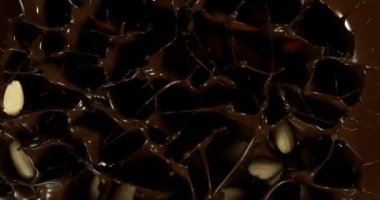Erimiş çikolataya düşen bademlerin süper yavaş hareketi. Yüksek Hız Sinema Kamerası, 1000fps.
