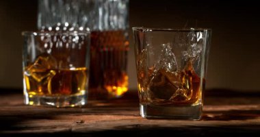 Buz küpünün viskiye dönüşmesi çok yavaş bir hareket. Yüksek hızlı sinema kamerası, 1000fps.