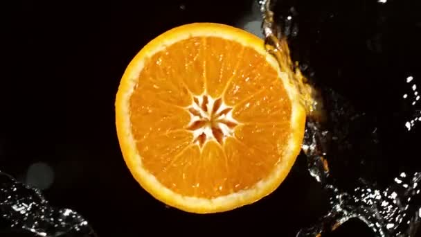 Супер Медленное Движение Апельсинового Слизня Водяными Струями Вращающийся Кусочек Апельсина — стоковое видео