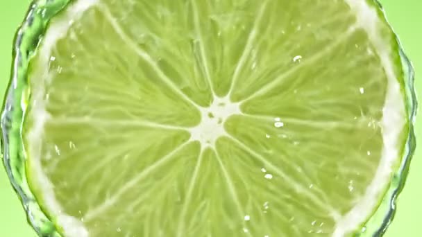 Super Slow Motion Lime Skiva Med Vatten Stänk Roterande Skiva — Stockvideo