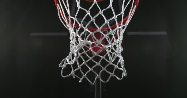 Супер Медленное Движение Баскетбольного Мяча Попавшего Корзину Съемки Камеру Высокоскоростного — стоковое видео