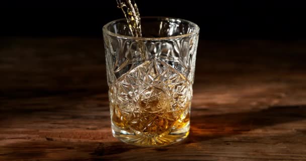 Szczegóły Butelki Whisky Wlewanie Strzału Szybę Bardzo Powolny Ruch Nagrywane — Wideo stockowe
