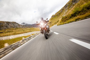 Alp karayolu üzerinde ünlü Hochalpenstrasse, Avusturya, Orta Avrupa sürme motosiklet sürücüsü.