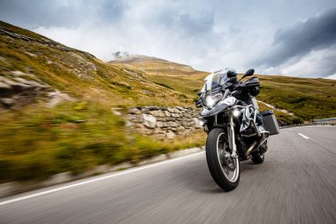 Alp karayolu üzerinde ünlü Hochalpenstrasse, Avusturya, Orta Avrupa sürme motosiklet sürücüsü.