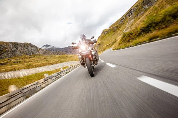 Motorista Motocicleta Estrada Alpina Famosa Hochalpenstrasse Áustria Europa Central — Fotografia de Stock