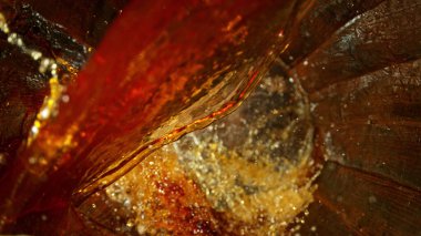 Tahta fıçıda viski sıçratma hareketini dondur. Fıçının içine viski, rom ya da konyak koyma kavramı. Alkolik içecek arka planı.