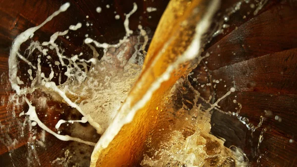 Bevriezen Beweging Van Spetterend Bier Houten Vat Begrip Whisky Rum — Stockfoto