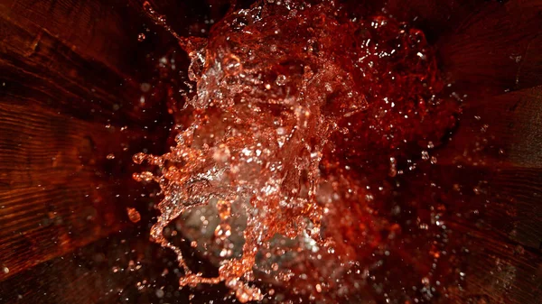 Πάγωμα Κίνησης Του Πιτσιλίσματος Κόκκινο Κρασί Ξύλινη Κάννη Έννοια Της — Φωτογραφία Αρχείου