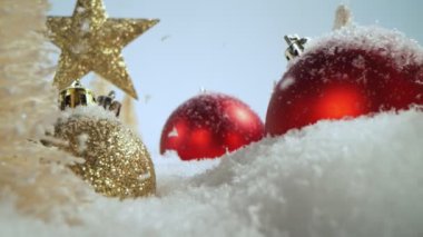 Noel cam toplarıyla yağan karın süper yavaş çekimi. Kaydırma üzerinde kamera hareketi. Yüksek hızlı sinema kamerası, 800 fps..