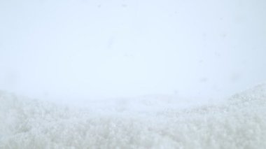 Kamera hareketiyle yağan karın süper yavaş çekimi. Yüksek hızlı sinema kamerası, 800 fps..