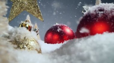 Noel cam toplarıyla yağan karın süper yavaş çekimi. Kaydırma üzerinde kamera hareketi. Yüksek hızlı sinema kamerası, 800 fps..