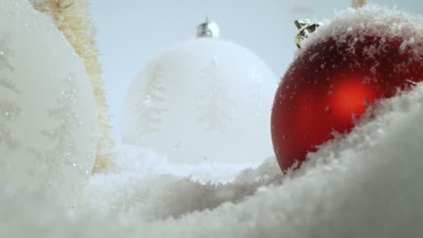 Super Langzame Beweging Van Vallende Sneeuw Met Kerstglazen Ballen Camera — Stockvideo