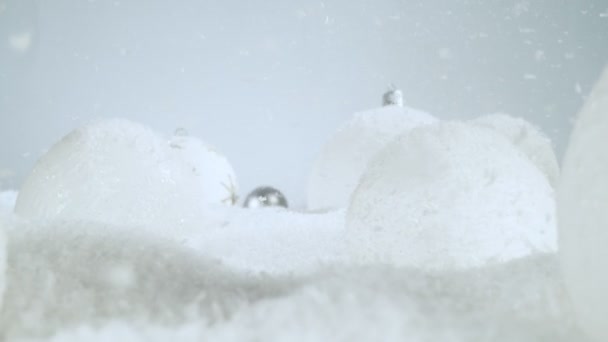 Super Câmera Lenta Neve Caindo Com Bolas Vidro Natal Movimento — Vídeo de Stock