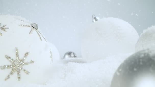Super Pomalý Pohyb Padajícího Sněhu Vánoční Skleněné Koule Pohyb Kamery — Stock video