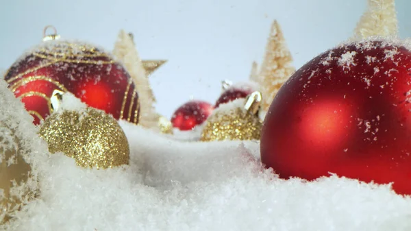 バベルが飾られたクリスマスの背景と雪の結晶が落ちてくる — ストック写真