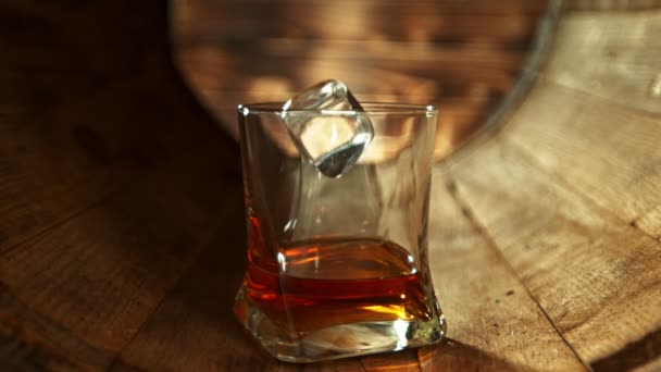 Super Cámara Lenta Del Cubo Hielo Cayendo Vaso Whisky Colocado — Vídeos de Stock
