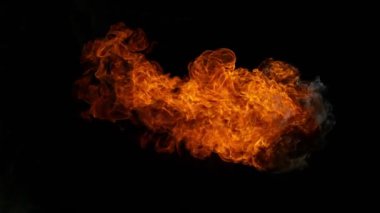 Siyah arka planda izole edilmiş süper yavaş ateş patlaması. Yüksek hızlı sinema kamerası, 1000 fps. Hız rampası etkisi.