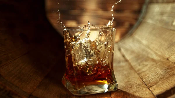 Ijsblokje Dat Een Houten Vat Een Glas Whisky Valt Begrip — Stockfoto