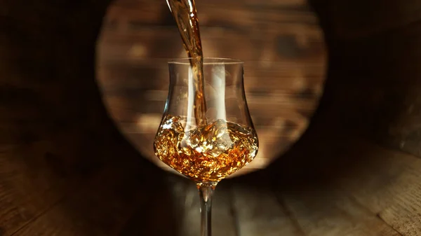 木製の樽にラム酒を入れて ウイスキー ラム酒 コニャックを樽の中に注ぐというコンセプト アルコール飲料の背景 — ストック写真