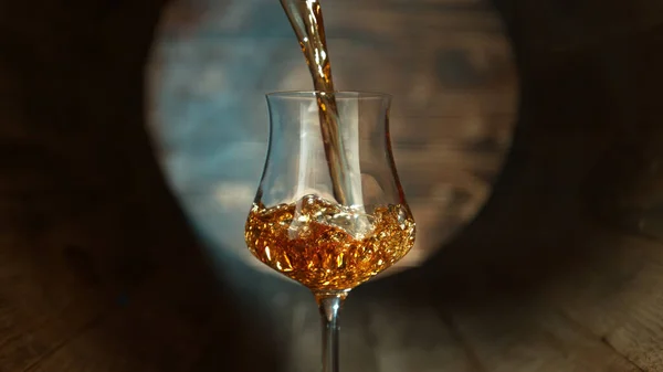 Rum Een Houten Vat Gieten Begrip Whisky Rum Cognac Een — Stockfoto