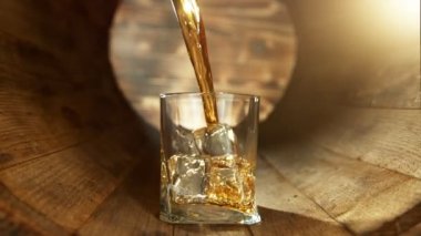 Viskiyi cama dökmenin çok yavaş bir yolu. Eski ahşap fıçıya yerleştirilmiş. Yüksek hızlı sinema kamerasıyla çekildi, 1000fps. Hız rampası etkisi.