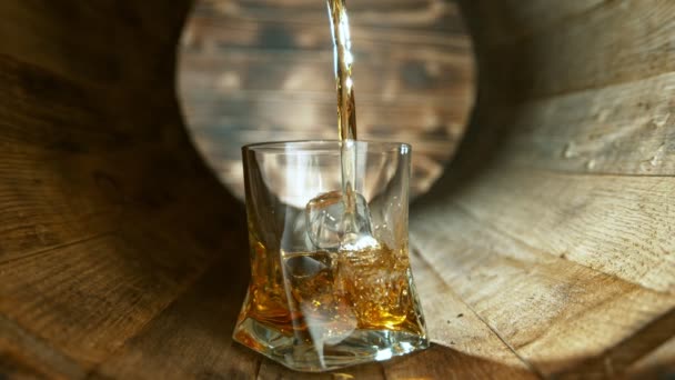 Super Cámara Lenta Verter Whisky Vaso Colocado Viejo Barril Madera — Vídeos de Stock
