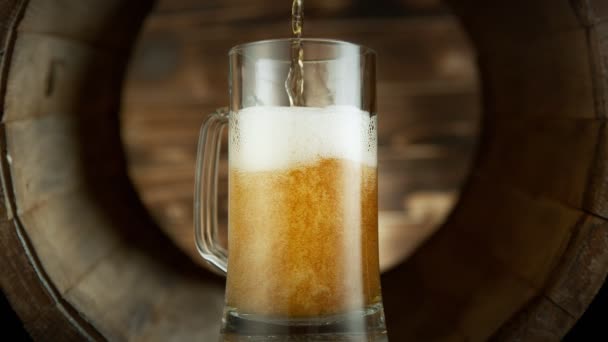 Super Cámara Lenta Verter Cerveza Vaso Colocado Viejo Barril Madera — Vídeos de Stock