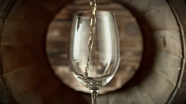 将白葡萄酒倒入酒杯中的超级慢动作 放在旧木桶里 用高速摄像机拍摄 每秒1000英尺 — 图库视频影像