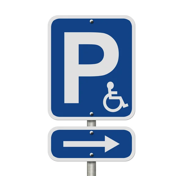 Handicap estacionamento sinal de direção — Fotografia de Stock