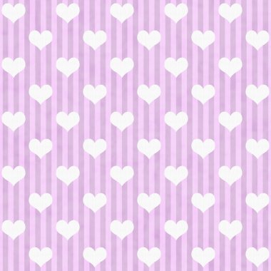 pembe ve beyaz kupa ve çizgili kumaş arka