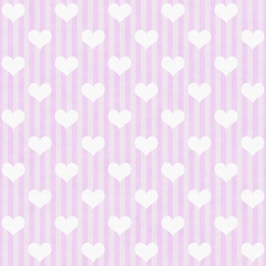 pembe ve beyaz kupa ve çizgili kumaş arka