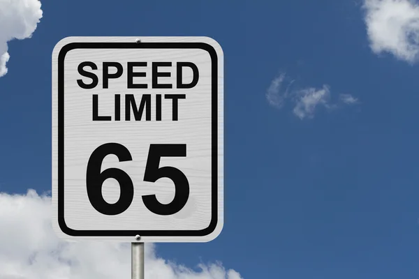 Limite de velocidade 65 sinal — Fotografia de Stock