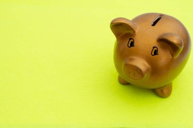 Tasarruf mesajınız için kopyalama alanı olan altın kumbara