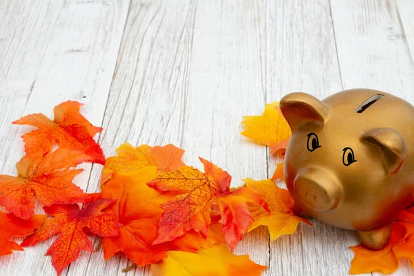 Varkensbank Met Herfstbladeren Verweerd Hout Met Kopieerruimte Voor Herfstbesparingsboodschap — Stockfoto