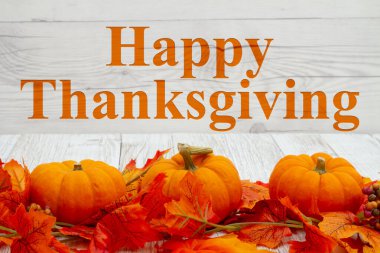 Şükran Günü 'nüz kutlu olsun. Yıkılan yapraklar ve yıpranmış odunların üzerindeki balkabaklarıyla.