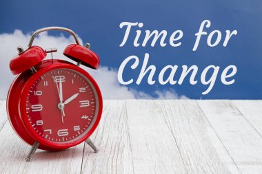Gökyüzü ile yıpranmış ahşap üzerinde kırmızı alarm saatiyle mesajı değiştirme zamanı. 