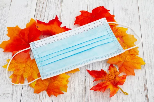 Mascarilla Médica Madera Envejecida Con Hojas Otoño Para Mensaje Covid — Foto de Stock