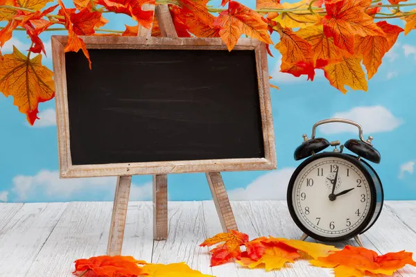 Reloj Despertador Con Pizarra Pie Blanco Sobre Madera Envejecida Con — Foto de Stock