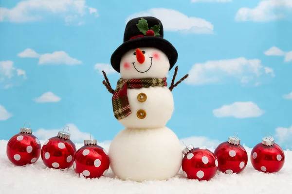 Gelukkig Sneeuwpop Met Hoed Ornamenten Sneeuw Met Hemel Met Kopieerruimte — Stockfoto