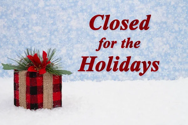 黒と赤のクリスマスプレゼントと雪の空と雪を果たした休日のメッセージのために閉鎖 — ストック写真