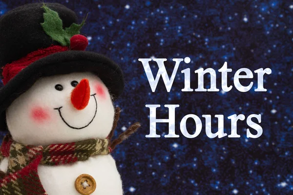 Gece Gökyüzü Şapkalı Mutlu Kardan Adamla Kış Saati Mesajı — Stok fotoğraf